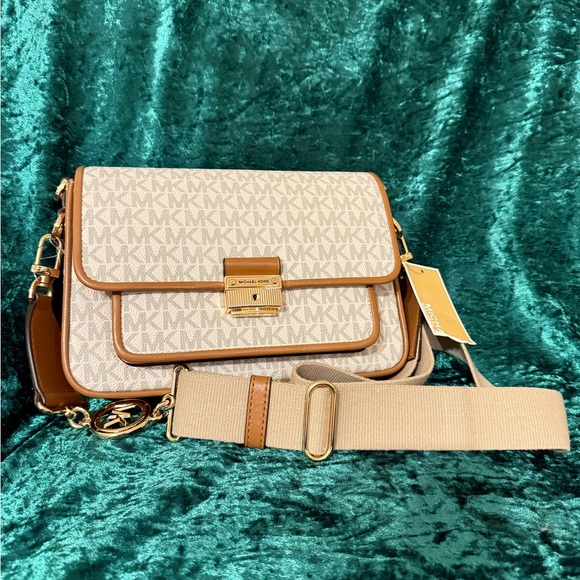 New Michael Kors Signature Bradshaw Messenger.